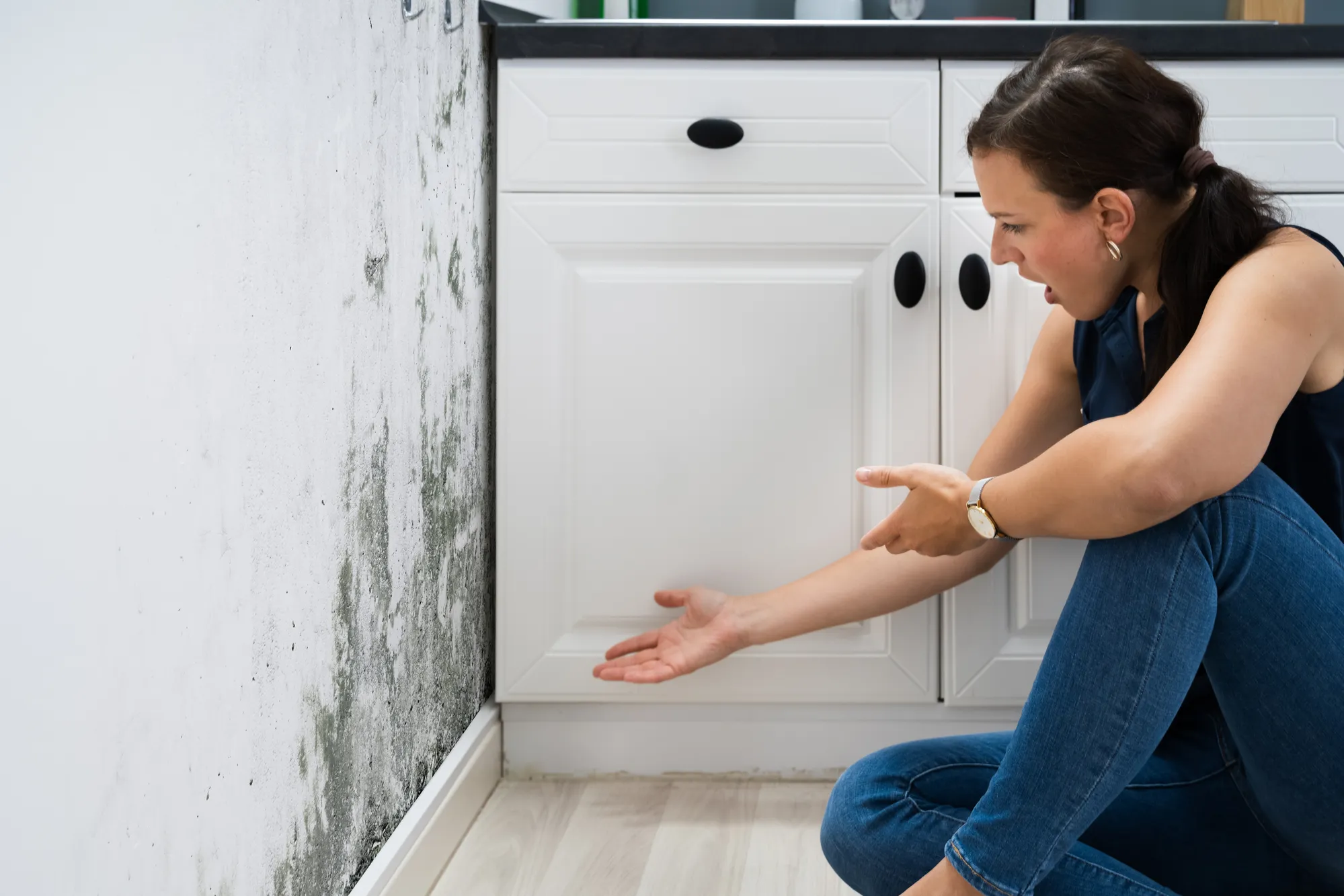 Moisissures sur les murs intérieurs d'une maison
