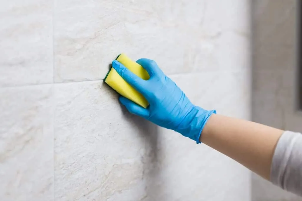 Nettoyer les joints de salle de bain naturellement pour un environnement sain