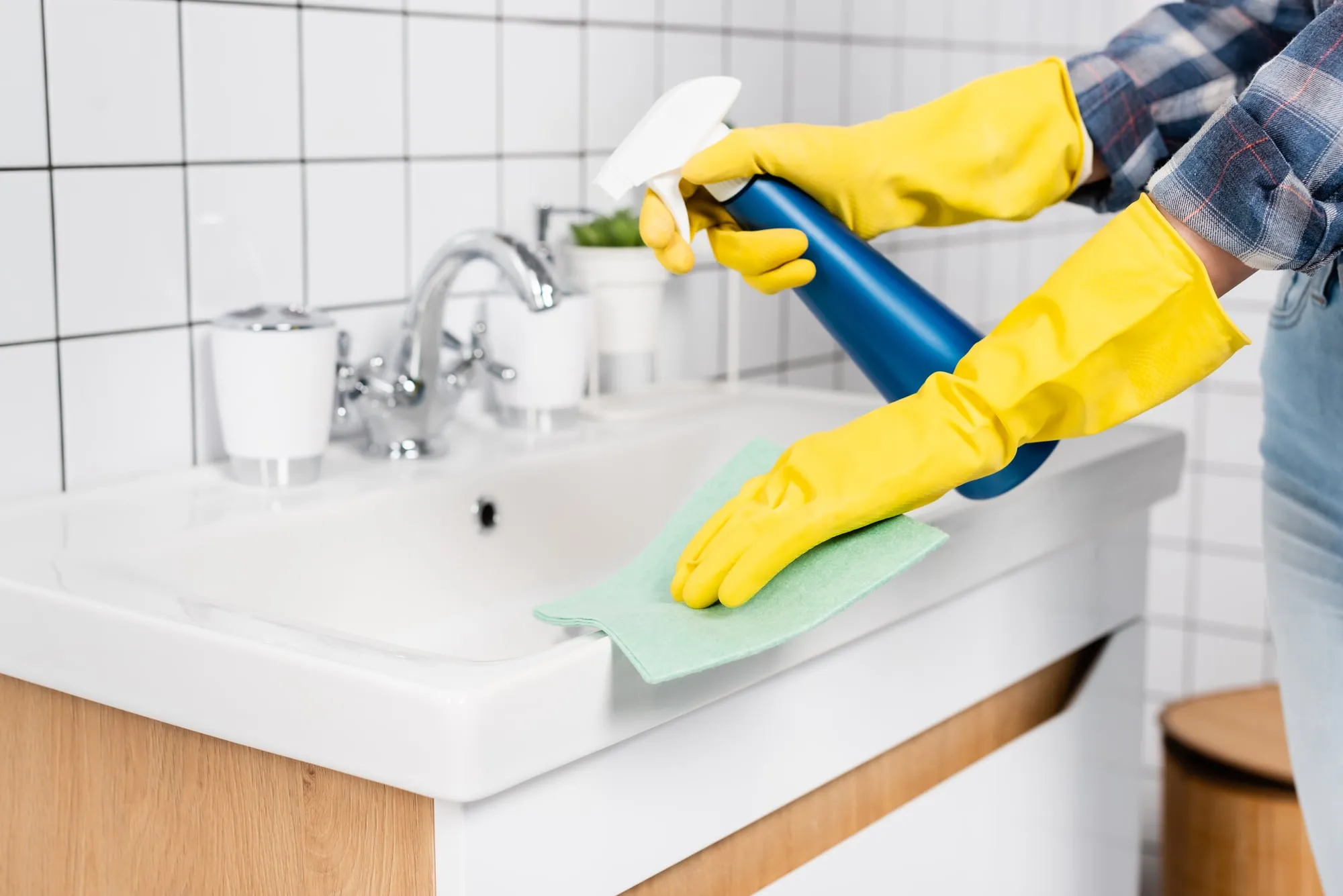 Nettoyage écologique de la salle de bain avec des produits naturels