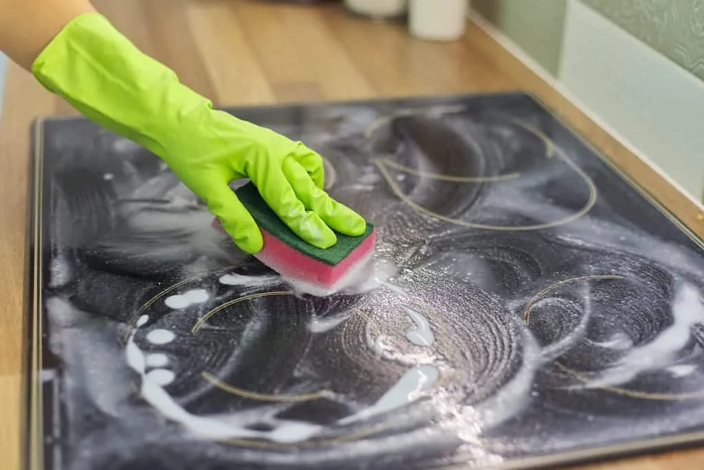 Conseils pratiques pour nettoyer efficacement votre plaque vitrocéramique