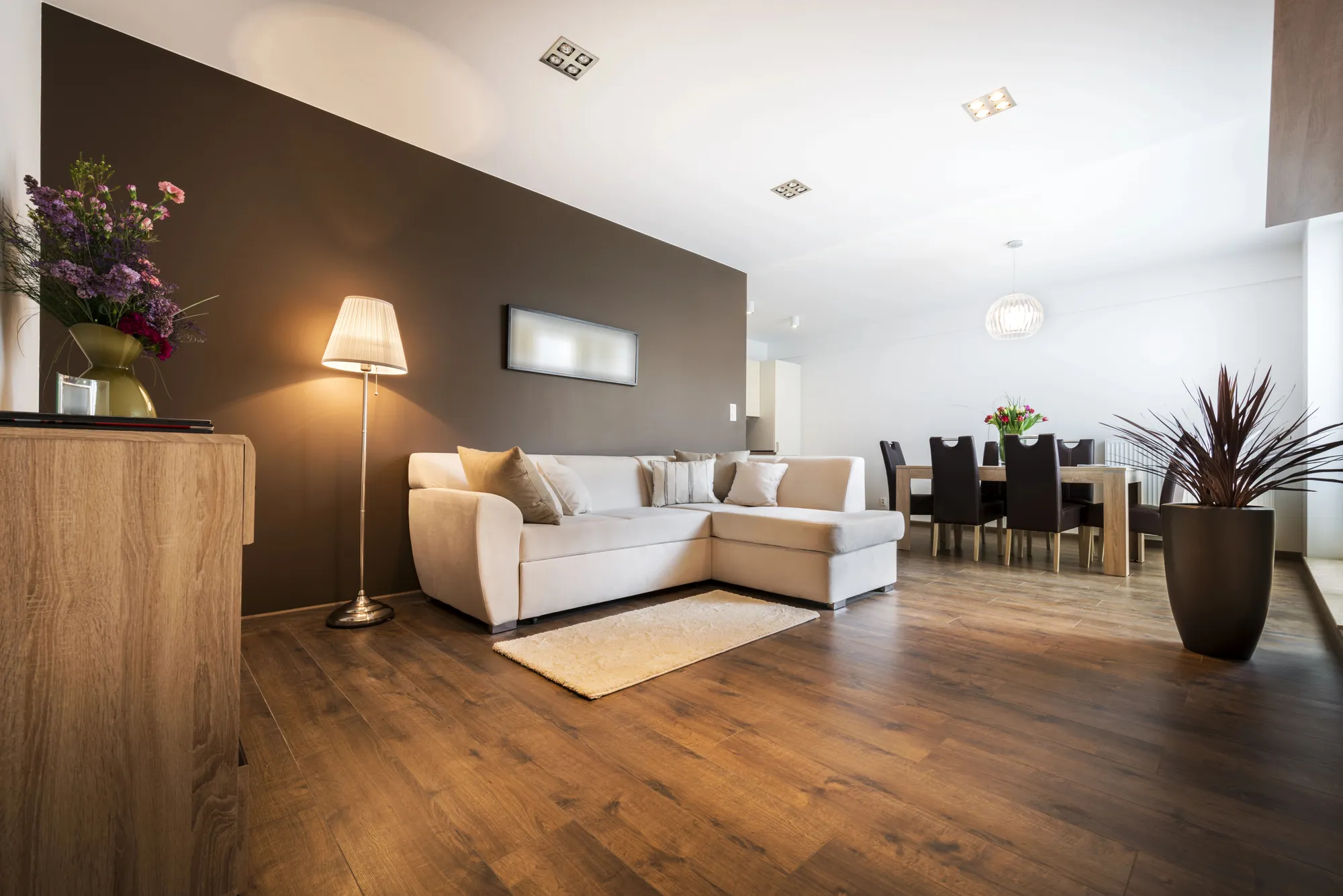 Ponçage d'un parquet en bois ancien pour le rénover